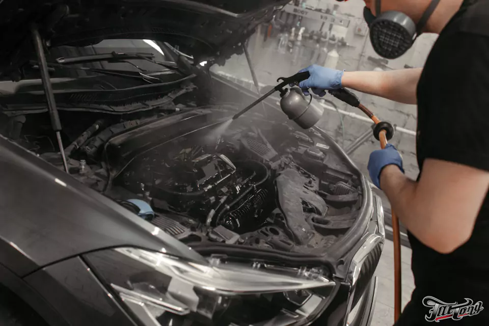 Химчистка салона BMW X1, мойка и консервация подкапотного пространства, полировка и защита фар